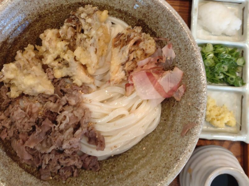 踊るうどんの肉まいたけ天ぶっかけ