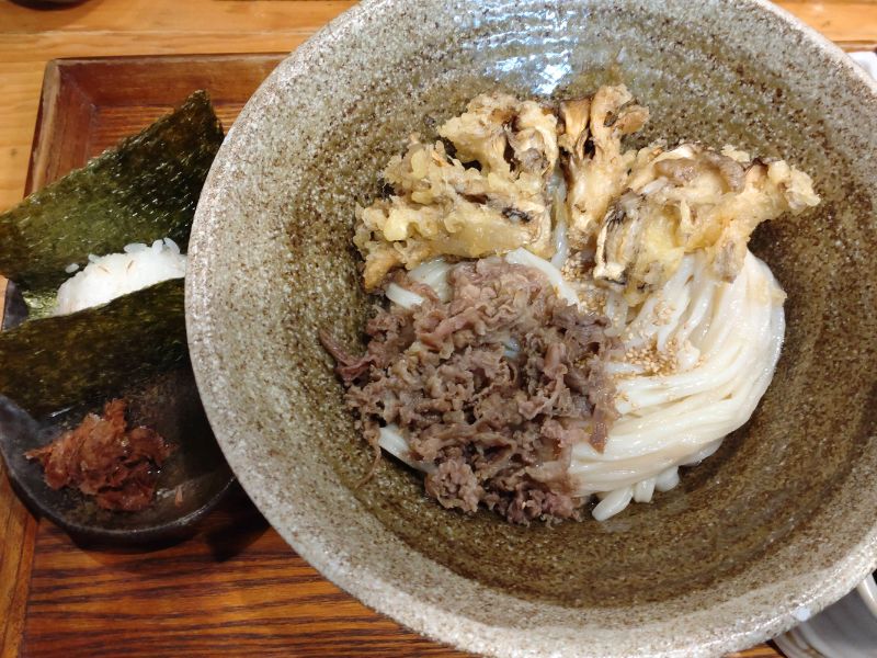 踊るうどんの肉まいたけ天ぶっかけとおにぎり