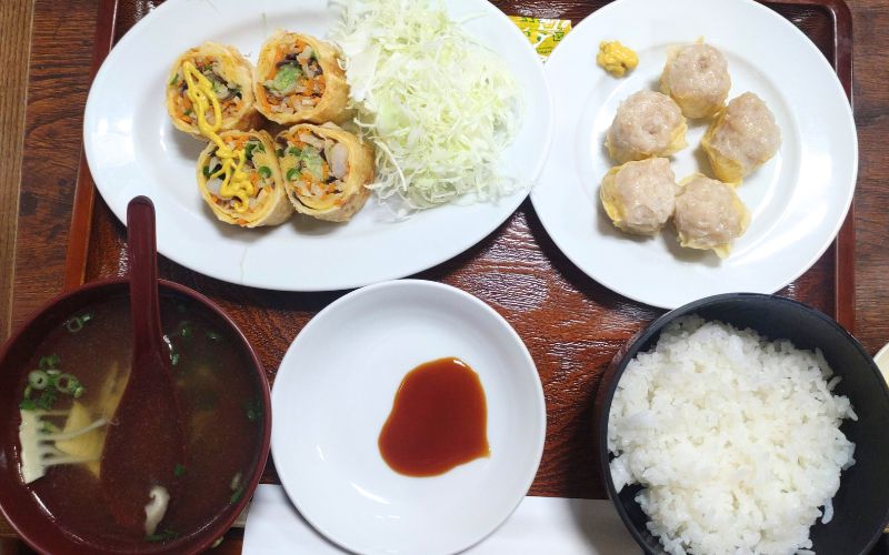 一芳亭の春巻き定食