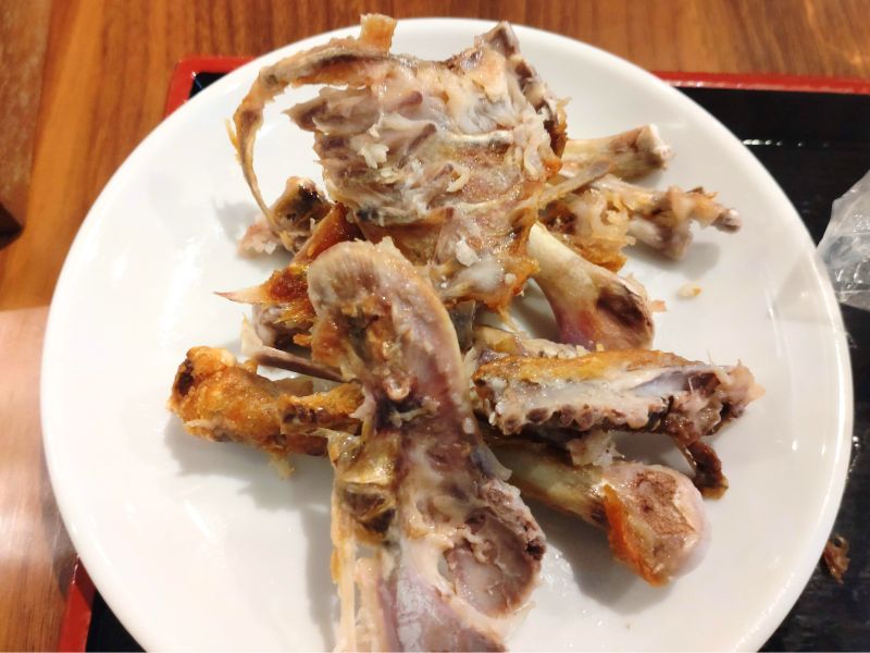 なるとやキッチンの若鳥半身揚げの残骸