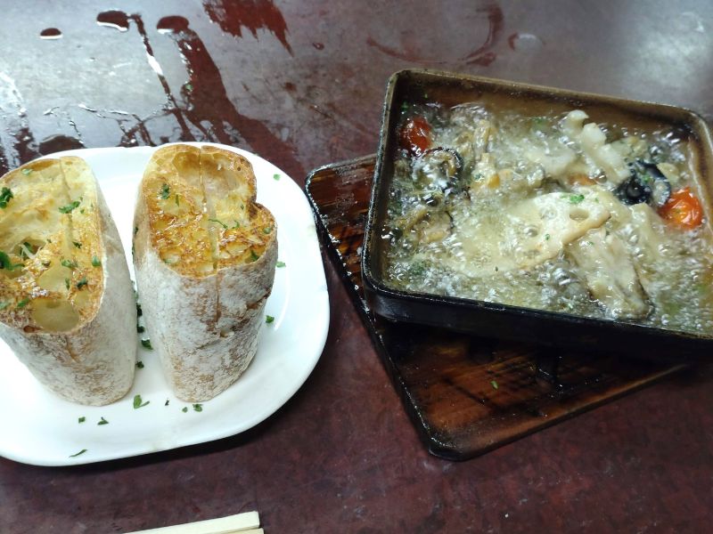 裏ヒロヤのカキのアヒージョとバケット