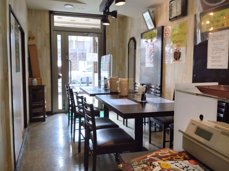 カレーダイヤの内観