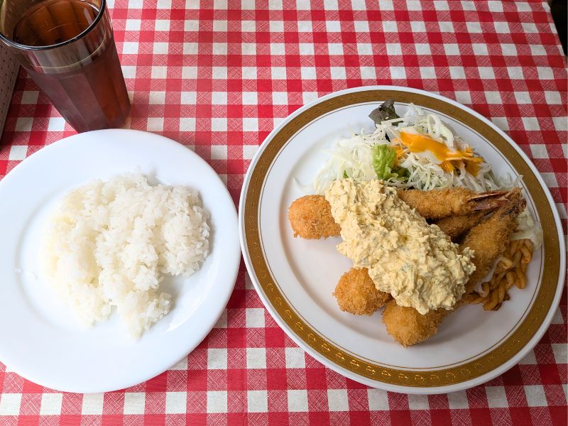 紅梅ダイナーのエビフライ定食