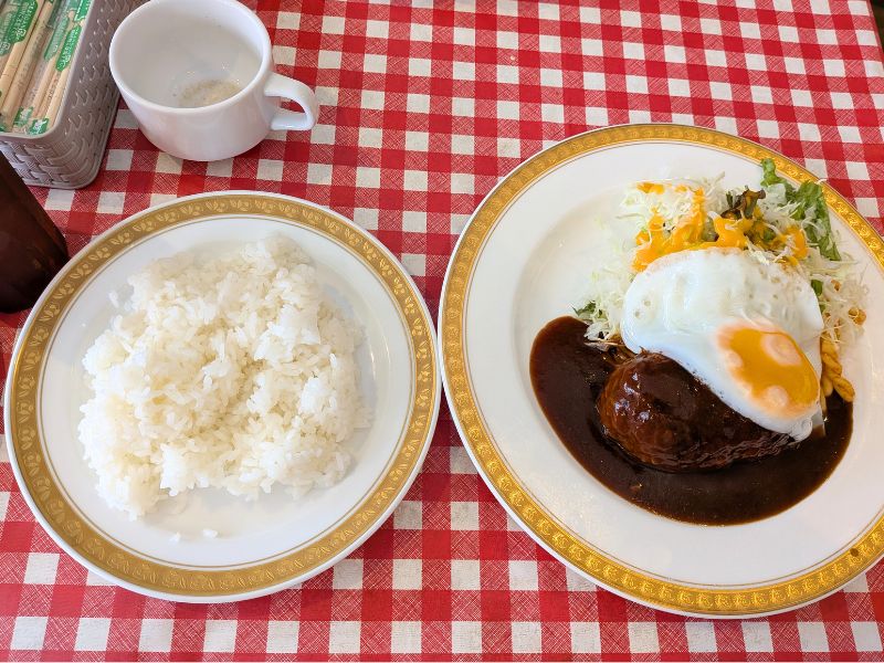 紅梅ダイナーのハンバーグランチ