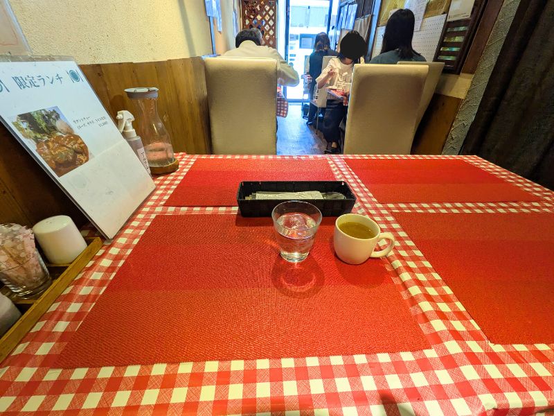 洋食ビストロAWANOの内観