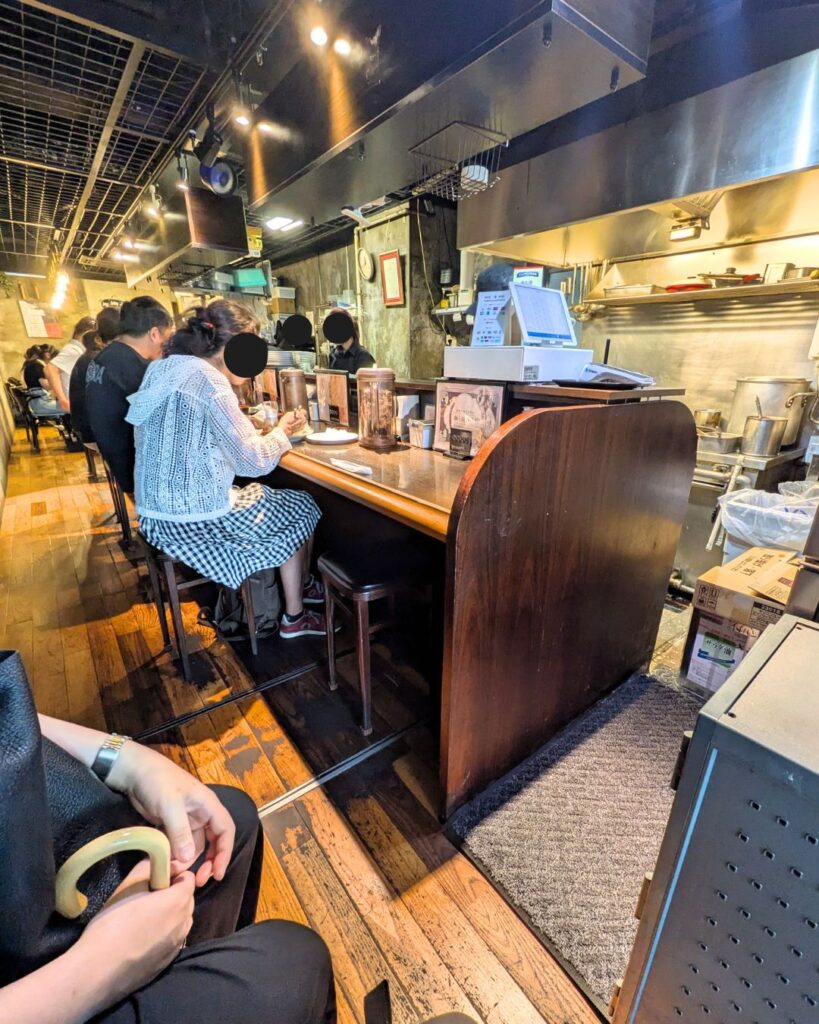 味の店一番谷町店の内観